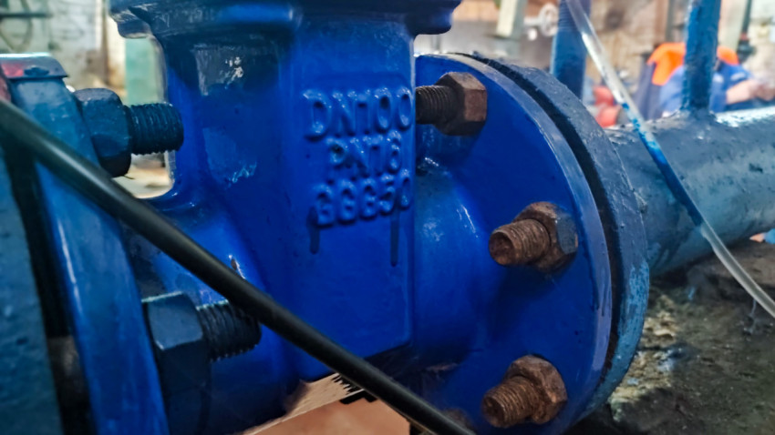 Фланцевое соединение трубы DN100 с болтами и маркировкой