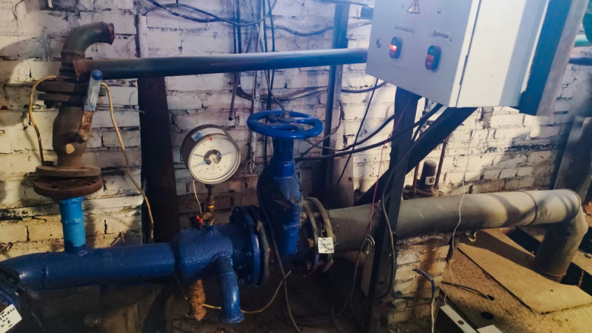 Узел водопровода с задвижкой, манометром и щитом управления