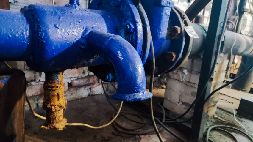 Синий трубопровод с фланцевым соединением и отводом