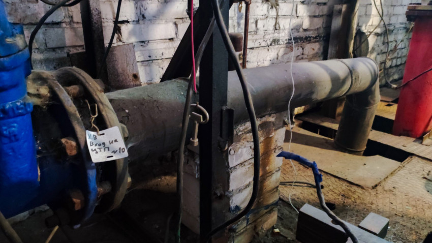 Металлический трубопровод с биркой и креплением к опоре