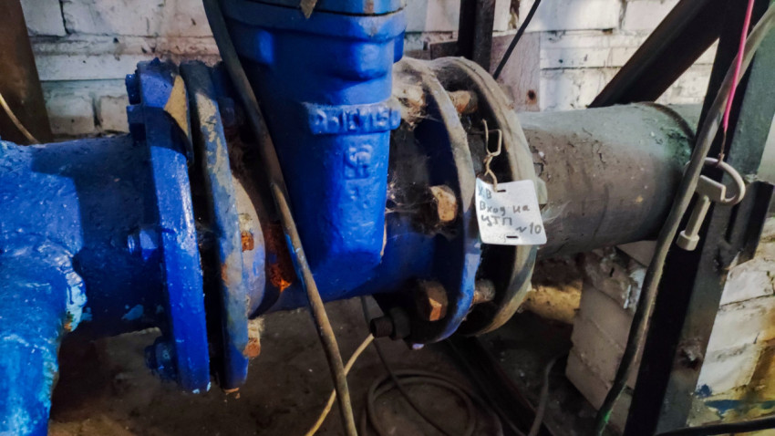 Фланцевое соединение и задвижка с маркировкой на трубопроводе