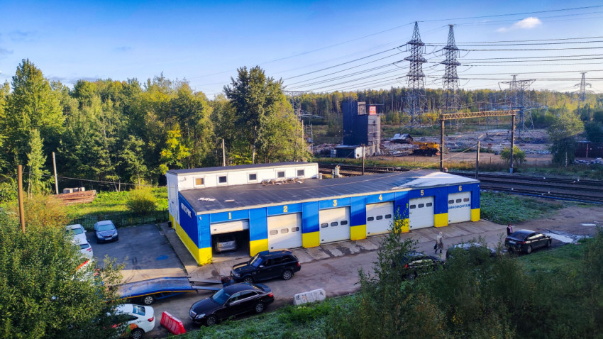 Здание автосервиса у железной дороги