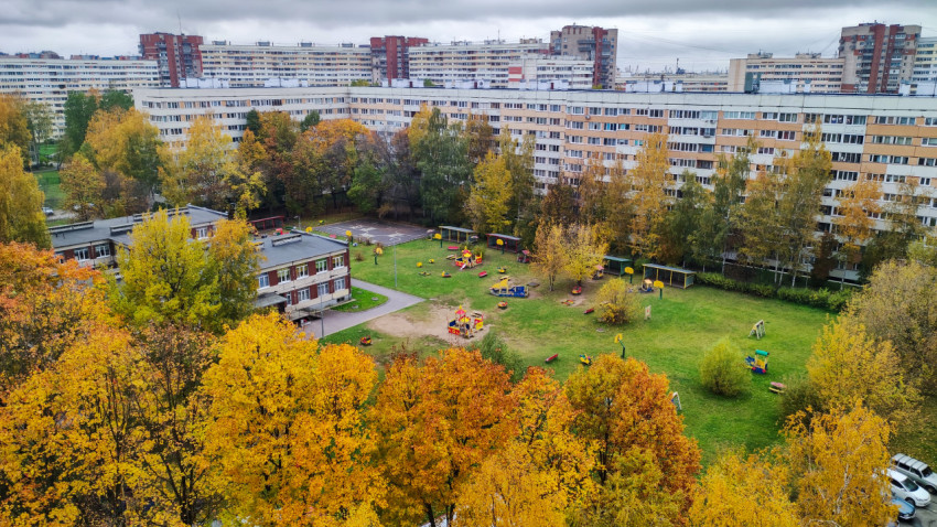 Детская игровая зона во дворе жилого квартала