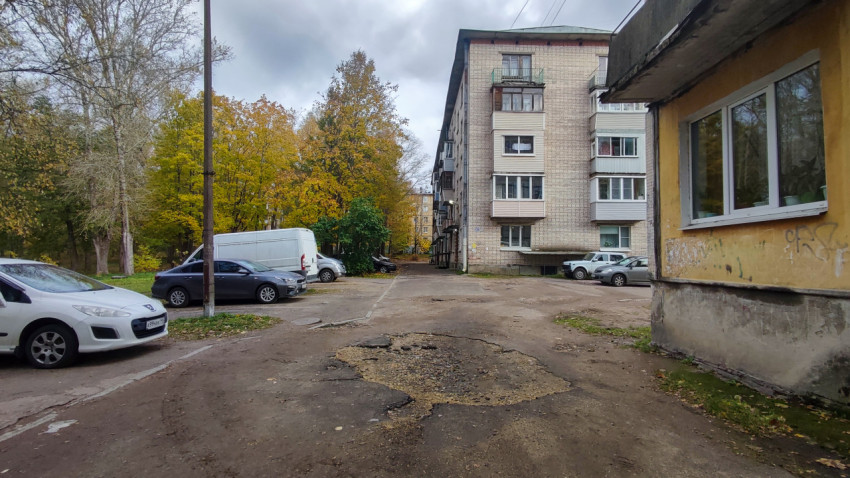 Асфальтированный двор между жилыми домами советской постройки