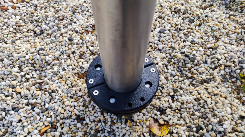 Основание металлической опоры на гравийном покрытии
