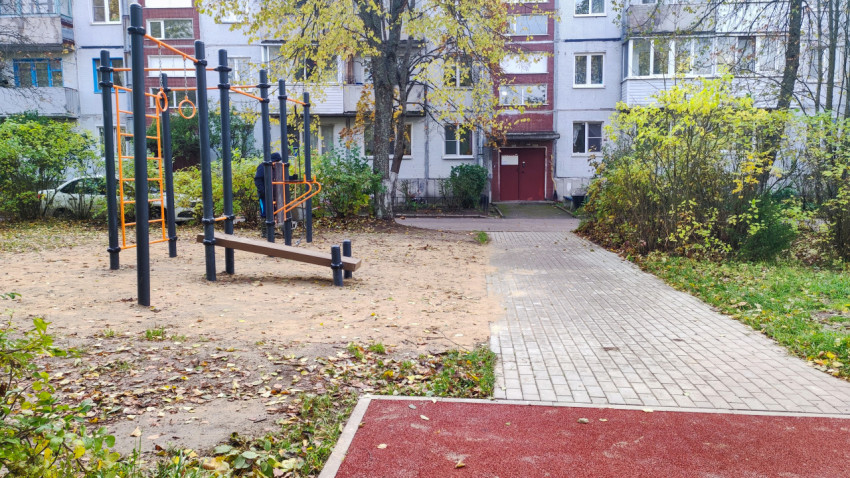 Уличная спортивная площадка во дворе жилого дома