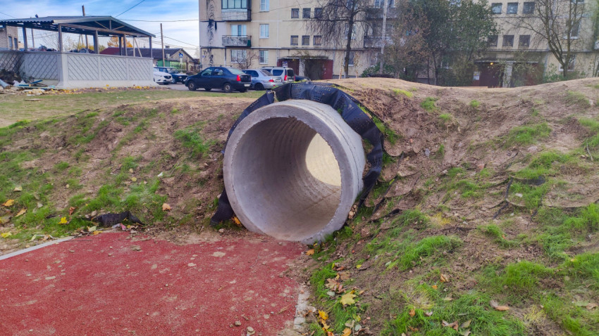 Бетонный тоннель с частичным озеленением откоса