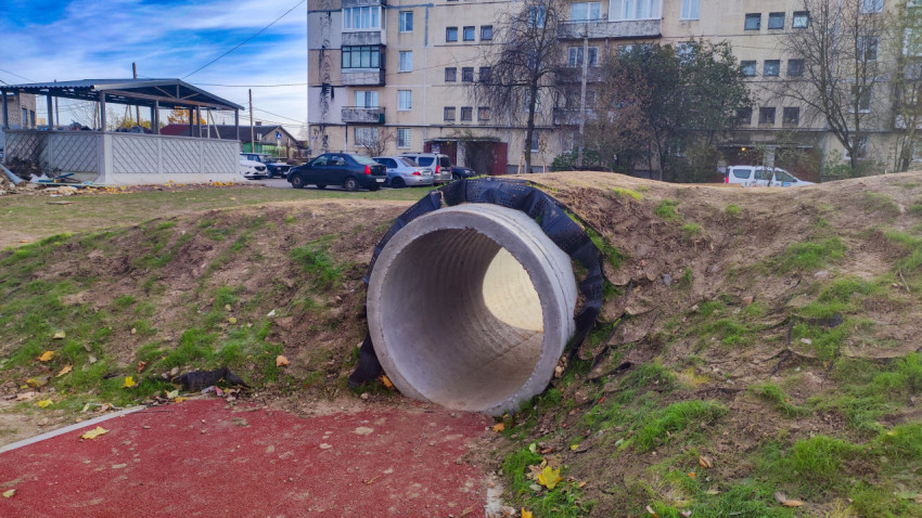 Бетонное кольцо, встроенное в грунтовый откос