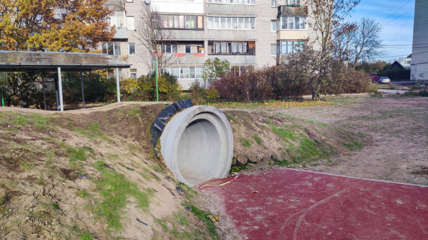 Встроенный в откос бетонный тоннель на придомовой площадке