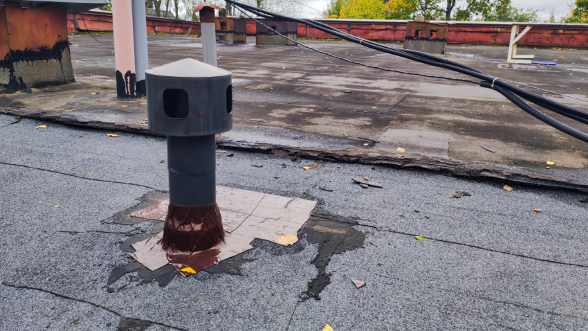 Кровельный вывод вентиляции на плоской крыше