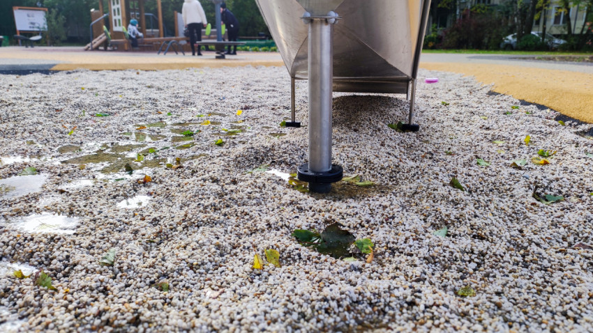 Основание горки на детской площадке после дождя