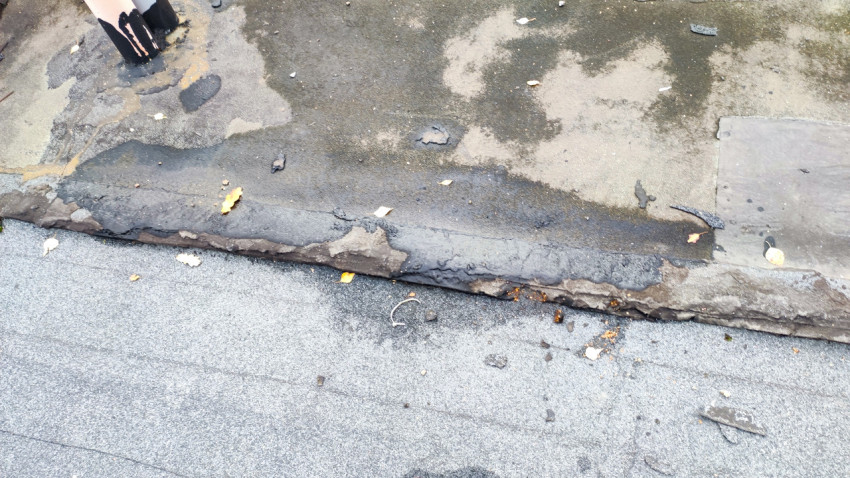 Повреждение старого битумного слоя на рулонной кровле