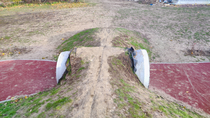 Вид сверху на бетонный тоннель и грунтовую насыпь