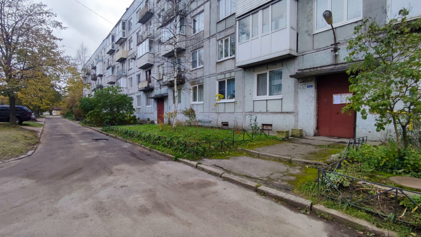 Подъезд панельного жилого дома и придомовая территория