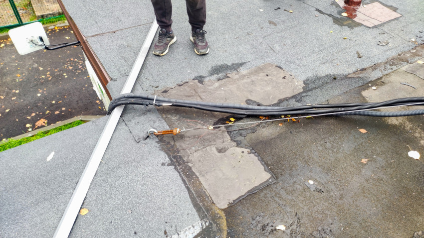 Участок кровли с кабельными вводами и следами старого покрытия