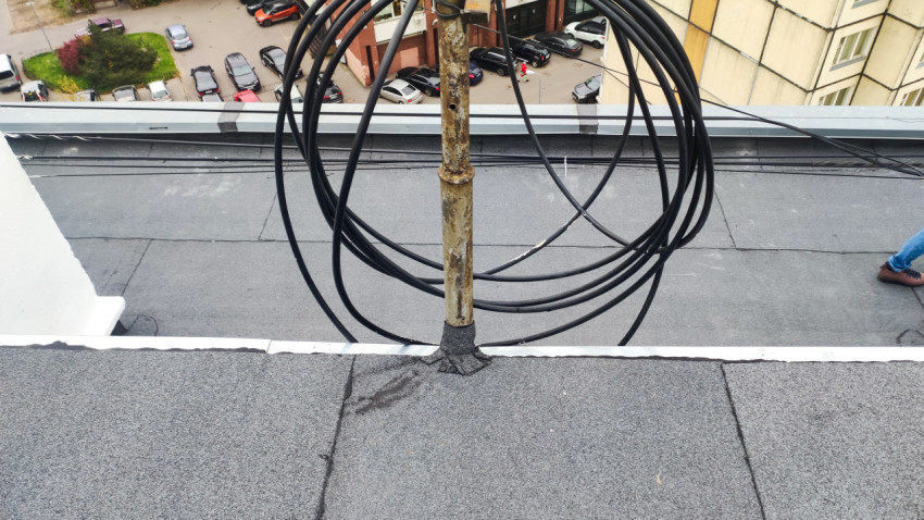 Проходка мачты коммуникационной линии через кровельный ковер