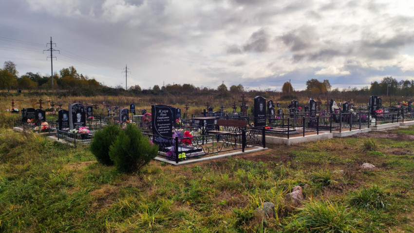Сельское кладбище с надгробиями и крестами