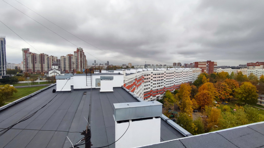 Вид на панельные жилые дома с кровли многоквартирного здания