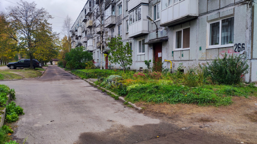 Двор пятиэтажного жилого дома в панельном районе