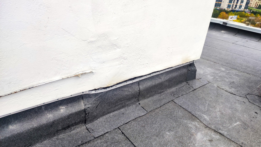 Примыкание кровельного ковра к стеновой надстройке