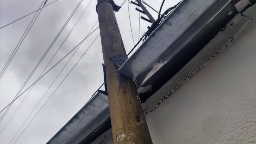 Примыкание стойки к металлическому отливу на кровле