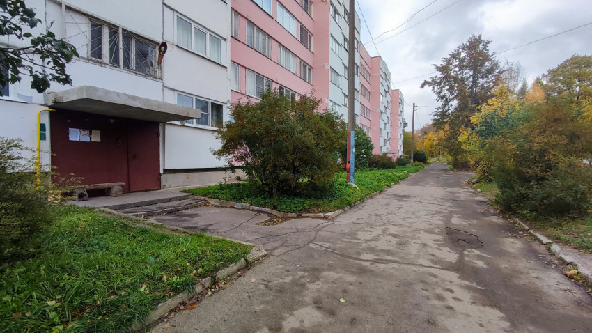 Подъезд и тротуар возле панельного жилого дома