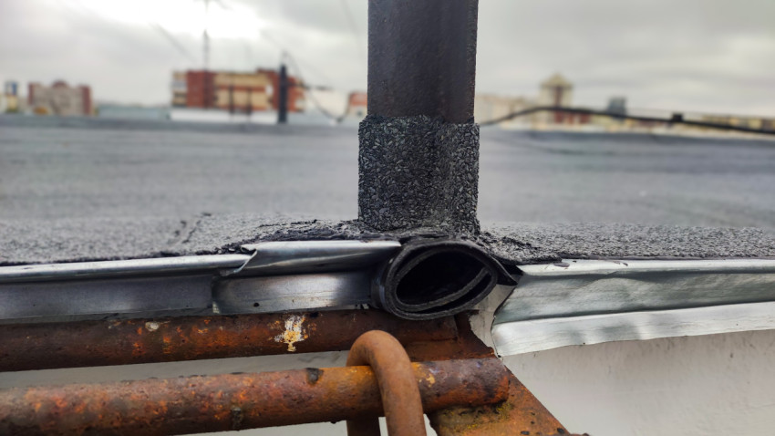 Примыкание стойки к кровельному ковру на парапете