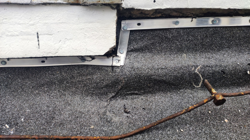 Узел примыкания кровельного ковра к стеновой надстройке