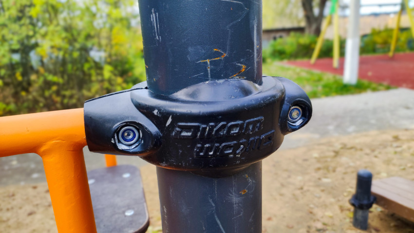 Крепление конструкции уличного тренажёра крупным планом