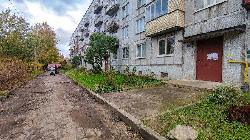 Подъезд жилого дома и дворовая аллея с пешеходами