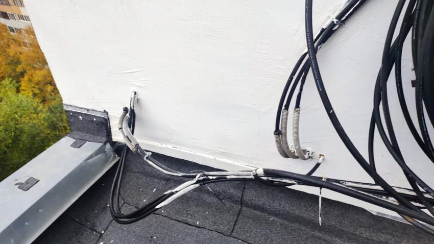 Вывод кабелей через стену вентшахты на плоской кровле