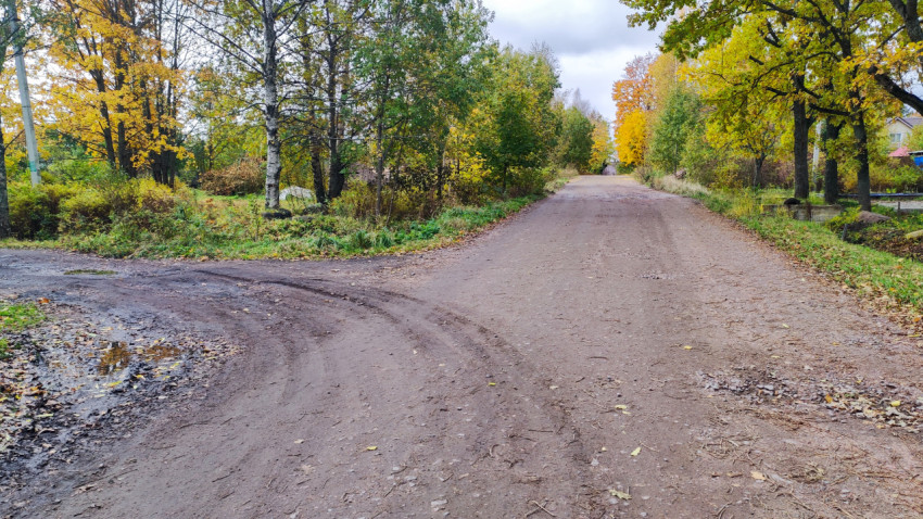 Пересечение двух грунтовых дорог в деревне
