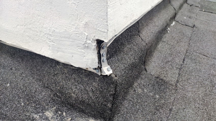 Узел примыкания кровельного ковра к основанию вентшахты