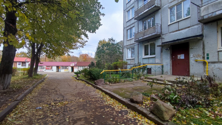 Подъезд жилого дома и аллея, ведущая к магазинам