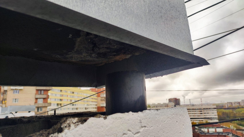 Конструкция опоры металлического оголовка вентиляционной шахты