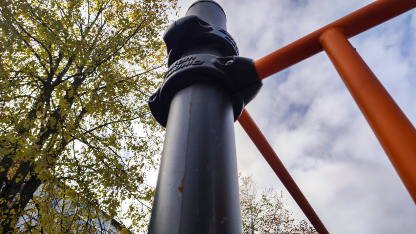 Крепление перекладин уличного тренажёра на металлической стойке