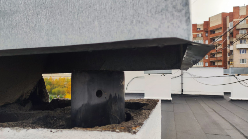 Узел установки оголовка на вентиляционной шахте