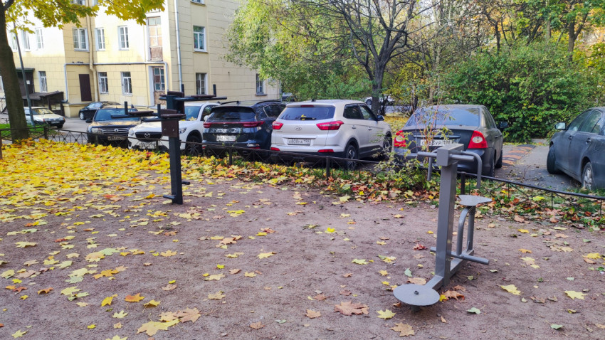 Придомовая площадка с уличным тренажёром и парковкой автомобилей