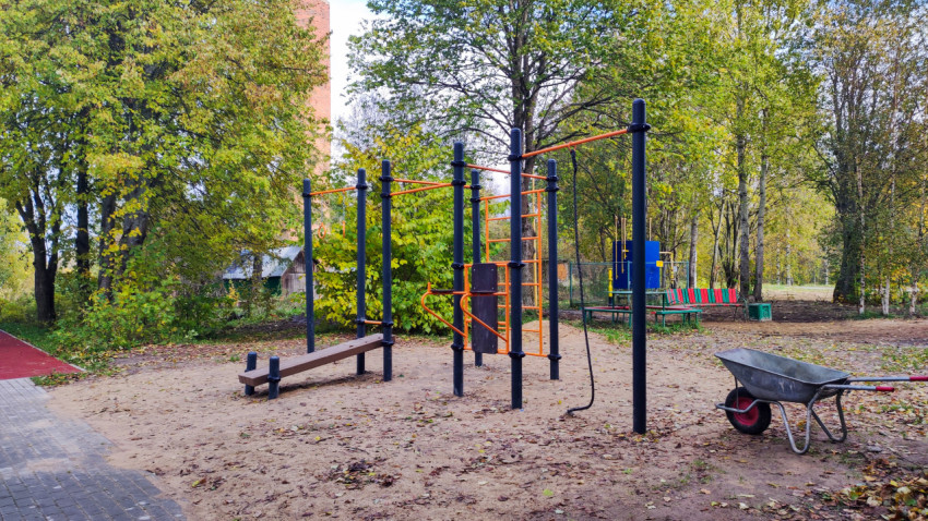 Уличный спортивный комплекс с турниками и лавкой