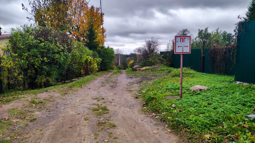 Деревенская дорога с указателем пожарного гидранта