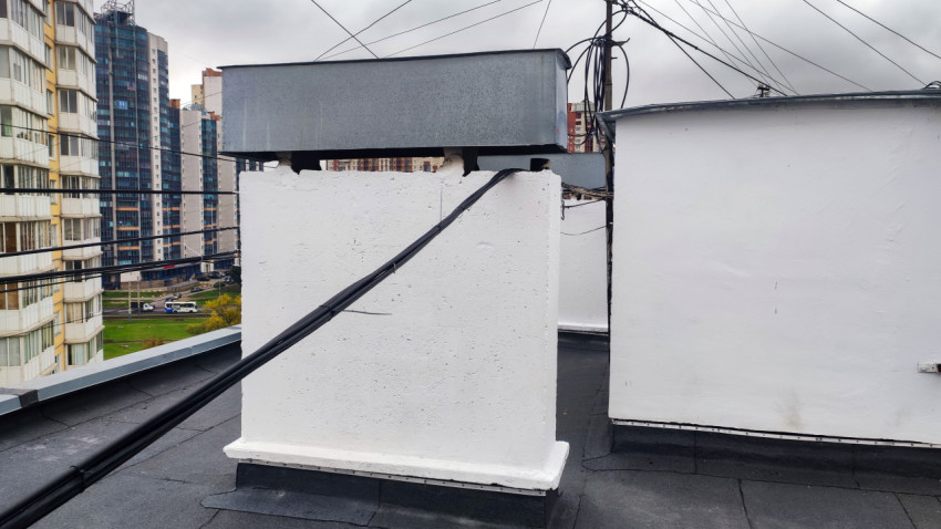 Вентиляционная шахта на плоской кровле многоквартирного дома