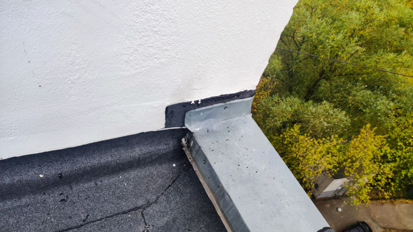 Узел примыкания рулонной кровли к парапету с металлическим фартуком