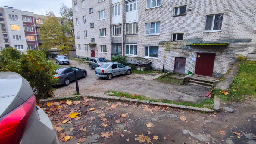 Парковка у жилого дома с кирпичным фасадом