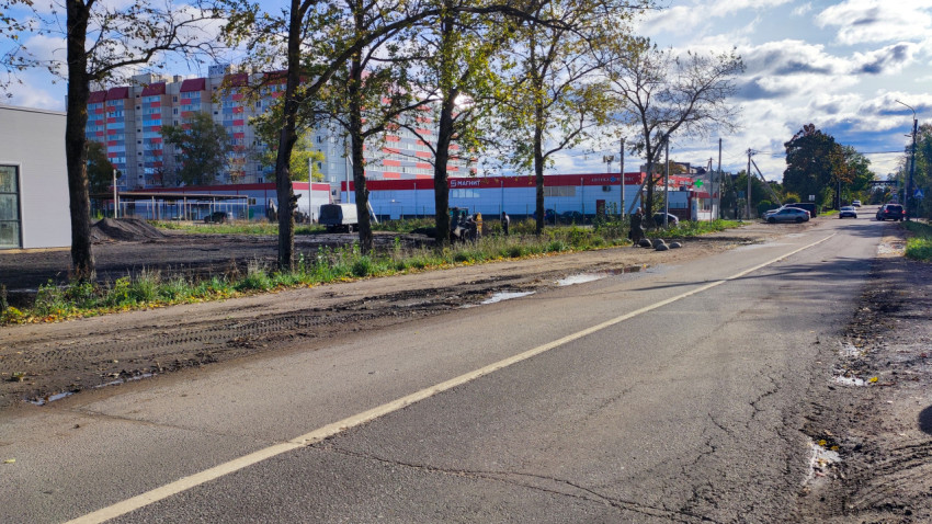 Асфальтированная улица рядом с торговым комплексом «Магнит»