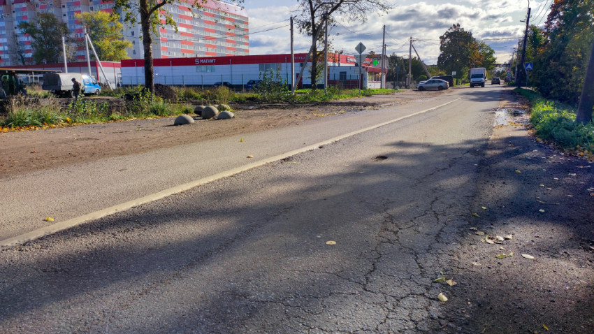 Участок дороги возле торгового центра «Магнит» и жилых домов