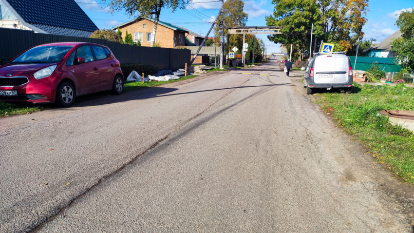 Загородная улица с асфальтовым покрытием и жилыми домами