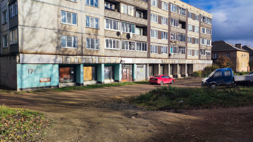 Пятиэтажный жилой дом с магазинами на первом этаже