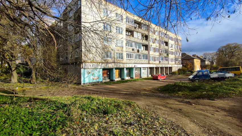 Пятиэтажный жилой дом и прилегающая дворовая территория