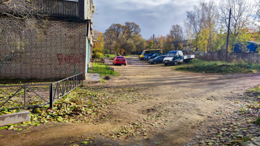 Дворовая территория с парковкой и грунтовым проездом