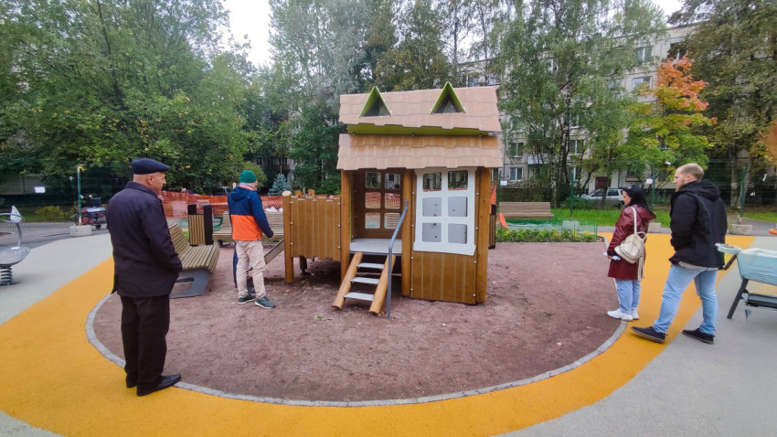 Осмотр игрового домика на детской площадке